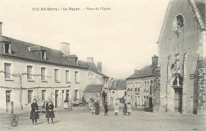 / CPA FRANCE 18 "Le Noyer, place de l'église"