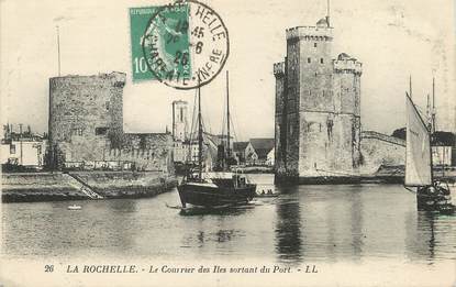 / CPA FRANCE 17 "La Rochelle, le courrier des Iles sortant du port"