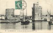 17 Charente Maritime / CPA FRANCE 17 "La Rochelle, le courrier des Iles sortant du port"