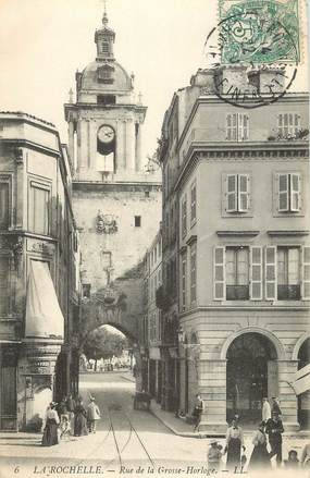 / CPA FRANCE 17 "La Rochelle, rue de la grosse horloge"