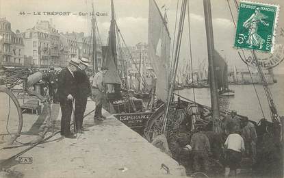 / CPA FRANCE 76 "Le Tréport, sur le quai"