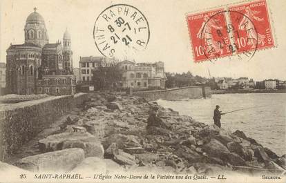 / CPA FRANCE 83 "Saint Raphaël, l'église Notre Dame de la Victoire vue des quais"