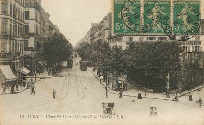 / CPA FRANCE 69 "Lyon, place du pont et cours de la liberté"