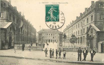 / CPA FRANCE 10 "Troyes, caserne Beurnonville"