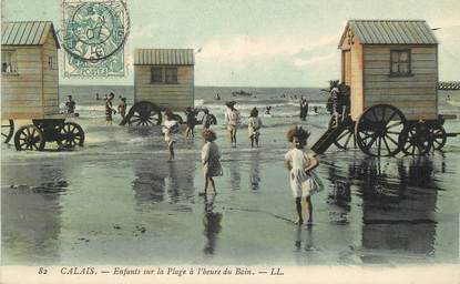 / CPA FRANCE 62 "Calais, enfants sur la plage à l'heure du bain "