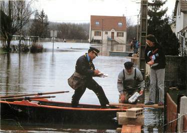 CPSM FRANCE 95 "Persan, distribution du courrier" / FACTEUR / POSTE