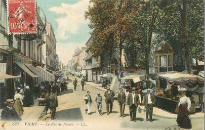 / CPA FRANCE 03 " Vichy, la rue de Nîmes "