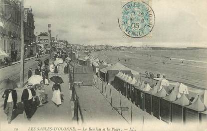 / CPA FRANCE 85 "Sables d'Olonne, le Remblai et la plage"
