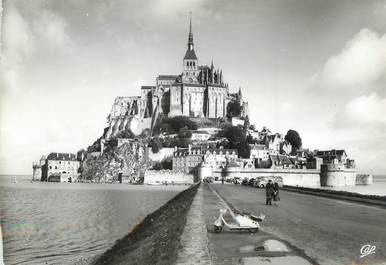 / CPSM FRANCE 50 "Le Mont Saint Michel, vue prise de la digue" / SCOOTER