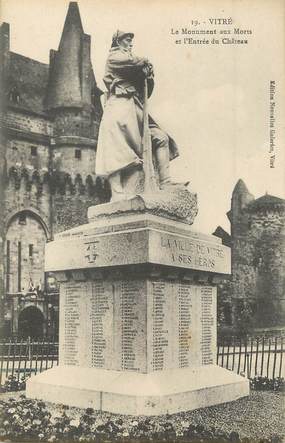 / CPA FRANCE 35 "Vitré, le monument aux morts et l'entrée du château"