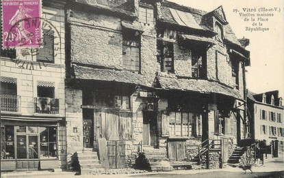 / CPA FRANCE 35 "Vitré, vieilles maisons de la place de la République"