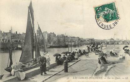 / CPA FRANCE 85 "Sables d'Olonne, sur les quais"