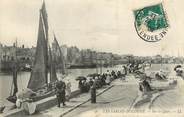 85 Vendee / CPA FRANCE 85 "Sables d'Olonne, sur les quais"