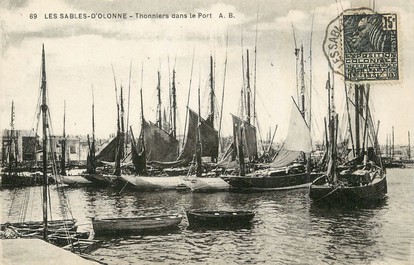 / CPA FRANCE 85 "Sables d'Olonne, Thonniers dans le port"