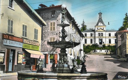 / CPSM FRANCE 38 "Saint Jean de Bournay, place Générale De Gaulle et l'hôtel de ville"