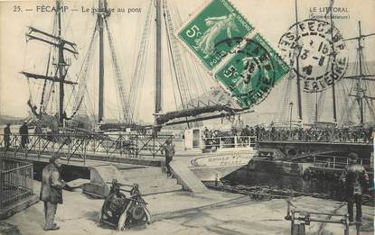 / CPA FRANCE 76 "Fécamp, le passage au pont"