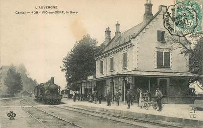 CPA FRANCE 15 "Vic sur Cère, la gare" / TRAIN