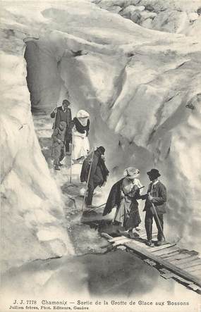 / CPA FRANCE 74 "Chamonix, sortie de la grotte de Glace aux Bossons" / ALPINISME