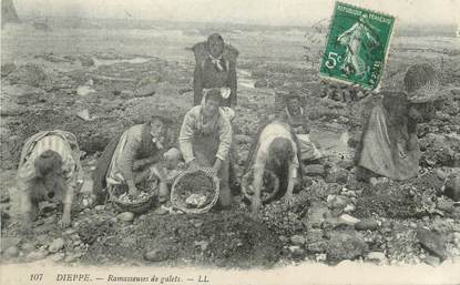 / CPA FRANCE 76 "Dieppe, ramasseuses de galets"