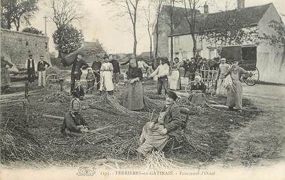 CPA FRANCE 45 "Ferrières en Gatinais, Ecorceurs d'Osier"