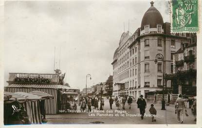 / CPA FRANCE 14 "Trouville, la reine des Plages, les planches et le Trouville Palace"