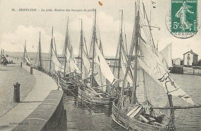 / CPA FRANCE 14 "Honfleur, la jetée, station des barques de pêche"