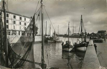 / CPSM FRANCE 14 "Honfleur, l'avant port et l'hôtel du cheval Blanc"