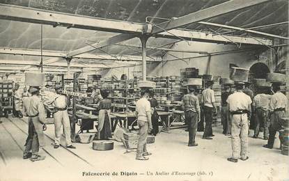 CPA FRANCE 71 "Faïencerie de Digoin, atelier 'Encastage"