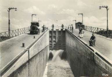 / CPSM FRANCE 18 "Le Guétin, le pont Canal"