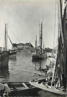 / CPSM FRANCE 29 "Concarneau, Thonniers dans le port"