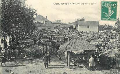 CPA FRANCE 86 "L'Isle Jourdain, champ de foire des Boeufs"