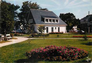 / CPSM FRANCE 56 "Carnac, le syndicat d'initiative et les jardins"