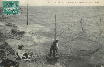 / CPA FRANCE 76 "Etretat, pêche d'Eperlans"