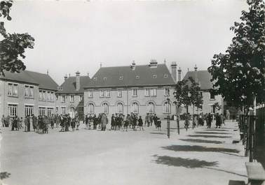 / CPSM FRANCE 76 "Doudeville, école pensionnat, cour de récréation"