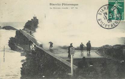 / CPA FRANCE 64 "Biarritz, la douche forcée"