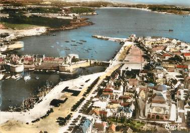 / CPSM FRANCE 29 "Concarneau, vue aérienne, les quais et l'entrée du port"