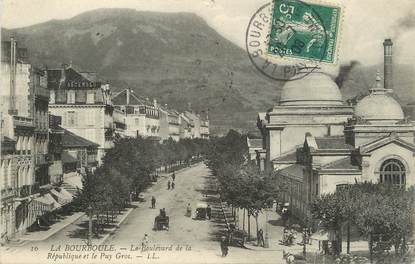 / CPA FRANCE 63 "La Bourboule, le boulevard de la République et le Puy Gros"