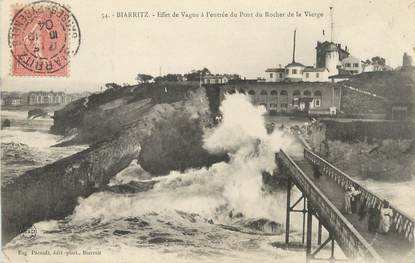 / CPA FRANCE 64 "Biarritz, effet de vague à l'entrée du pont du  rocher de la vierge"