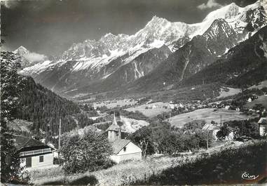 / CPSM FRANCE 74  "Les Houches, vue générale et la chaîne du Mont Blanc"