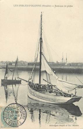 / CPA FRANCE 85 "Sables d'Olonne, bateaux de pêche"