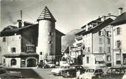 74 Haute Savoie / CPSM FRANCE 74 "Megève, la place et la vieille tour" / AUTOMOBILE
