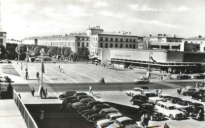 / CPSM FRANCE 17 "Royan, place de la Renaissance" /  AUTOMOBILE