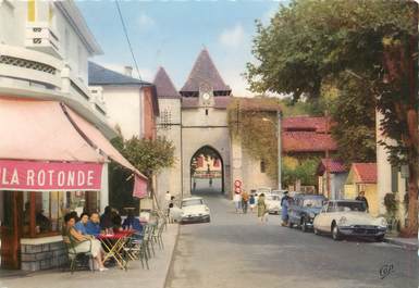 / CPSM FRANCE 32 "Barbotan Les Thermes, la grande rue et l'église" / AUTOMOBILE / DS