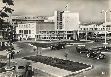 / CPSM FRANCE 17 "Royan, rond point de la poste" / AUTOMOBILE