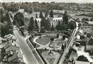 / CPSM FRANCE 01 "Pont de Vaux, l'hôpital et le monument aux morts"