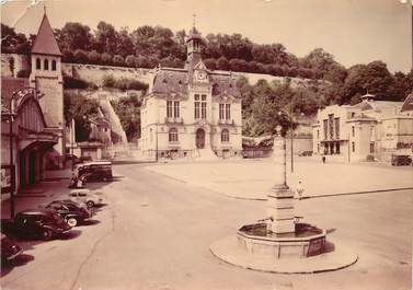 / CPSM FRANCE 02 "Château Thierry, place de l'hôtel de ville"