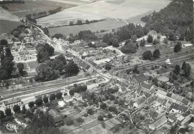 / CPSM FRANCE 02 "La Ferté Milon, vue aérienne, la route nationale 36 et les châteaux"