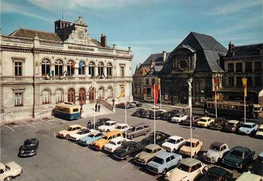 / CPSM FRANCE 02 "Laon, place du Général Leclerc et l'hôtel de ville" / 2CH / DS