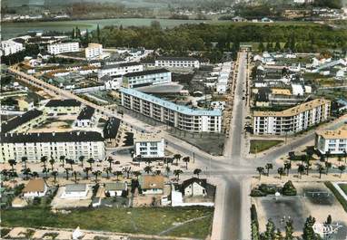 / CPSM FRANCE 02 "Soissons, vue générale aérienne"