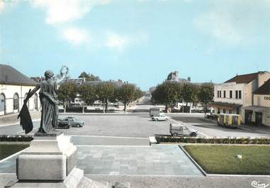 CPSM FRANCE 03 "Saint Pourçain sur Sioule, la place Georges Clémenceau"